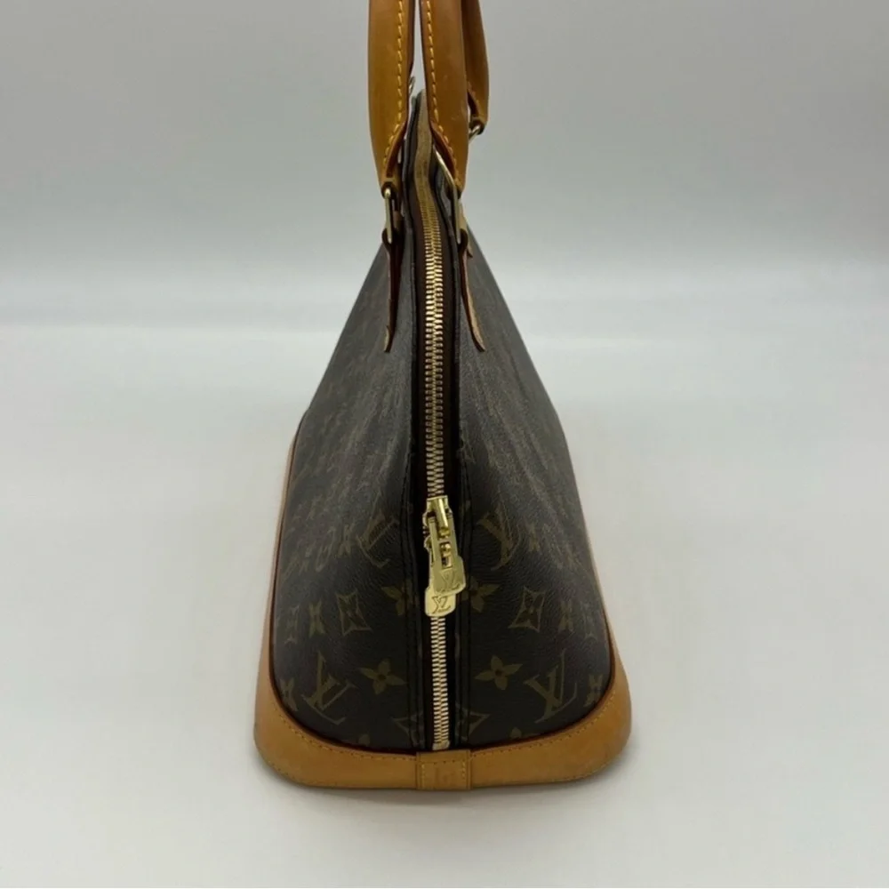 Authentic LOUIS VUITTON Alma PM
$1100 - Picture 12 of 15